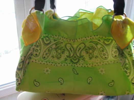 Reversible two-colour bandana purse